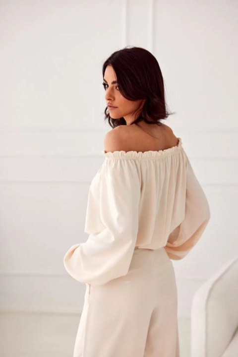 Bluzka model Rosie BEJ BLU0180 Light Beige - Roco Fashion Bluzka model Rosie BEJ BLU0180 Light Beige - Roco Fashion