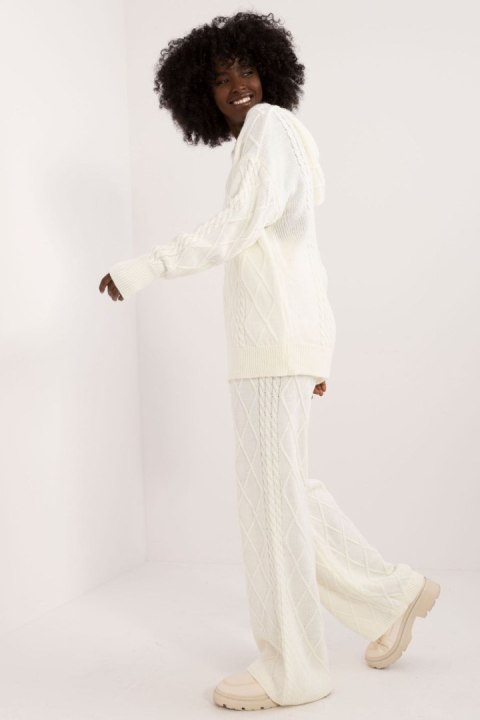 Spodnie Komplet Model BA-KMPL-8021.52P Ecru - Badu Spodnie Komplet Model BA-KMPL-8021.52P Ecru - Badu