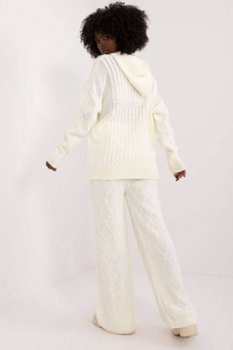 Spodnie Komplet Model BA-KMPL-8021.52P Ecru - Badu Spodnie Komplet Model BA-KMPL-8021.52P Ecru - Badu